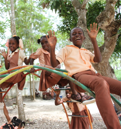 Weihnachtsspende nph Kinderhilfe Lateinamerika; schwarze Schulkinder auf einem Spielplatz in Haiti