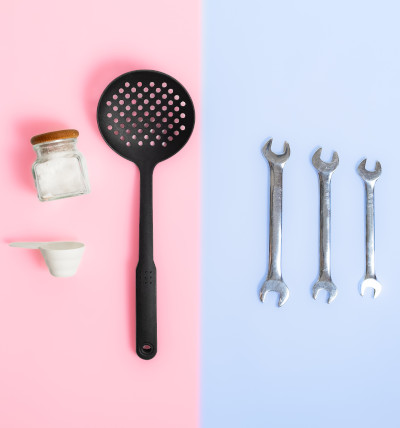Fehlerquellen der maschinellen Übersetzung; Bild zeigt eine Hälfte in rosa mit Küchenutensilien und eine Hälfte in hellblau mit Werkzeugen als Symbol für stereotype Geschlechterrollen