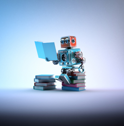 MT-Training und Customization; Lesender Roboter auf einem Stapel Bücher