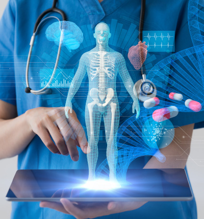 Maschinelle Übersetzung in der Medizintechnik und Healthcare; medizinische Fachkraft hät ein Tablet mit einem Hologramm eines Menschen