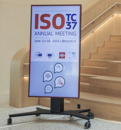 ISO TC 37 Meeting; Bild vom Plakat vor einer Treppe