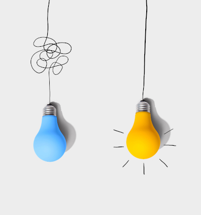Einfache Sprache; Bild mit blauer Glühbirne mit verknoteten Kabeln und einer leuchtenden, gelben Glühbirne mit geradem Kabel