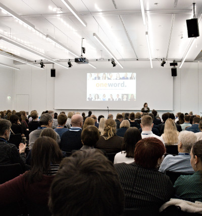 tekom Jahrestagung 2023 - Vortrag Eva-Maria Tillmann; Bild in einen Vortragsraum mit Publikum von hinten