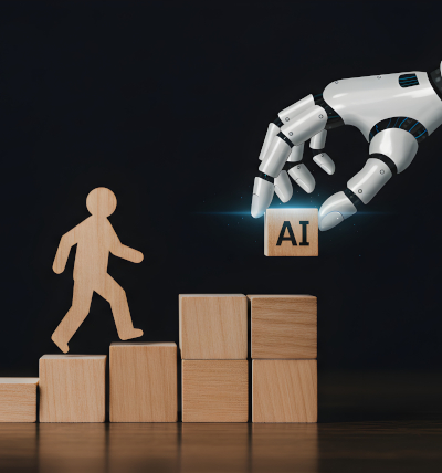 KI-Übersetzung optimal nutzen: 5 Schritte; Holzmännchen geht eine Treppe aus Holzklötzen hoch am Ende setzt eine Roboterhand einen Klotz mit der Aufschrift AI
