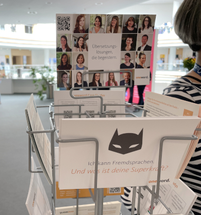 Quanos Connect 2025; Blick auf Postkarten und ins Foyer