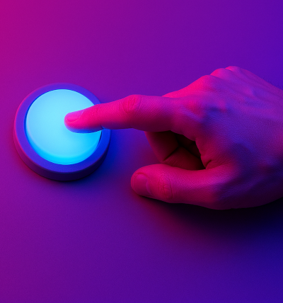 Glossarerstellung auf Knopfdruck; Hand, die auf einen Button drückt vor einem magenta- und lilafarbenen Hintergrund