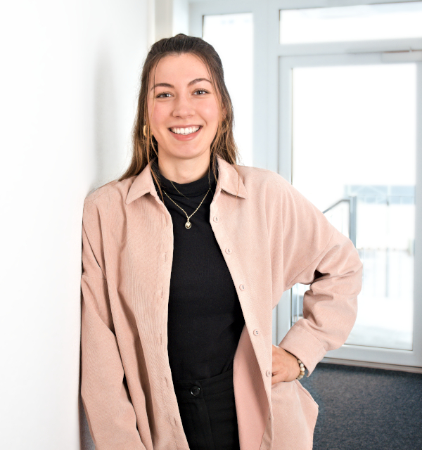 ansprechpartner-lara-3-600x640