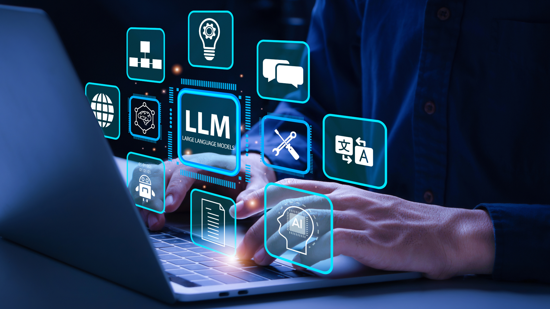 KI Übersetzung; MTPE und LLM im Fokus; Hände auf Laptop-Tastatur und verschiedene Icons zu Technologien schweben in der Luft
