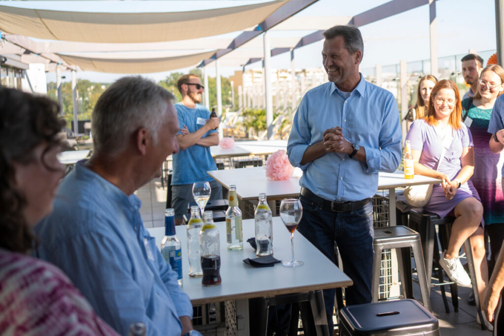 20 Jahre oneword; Begrüßung der Gäste auf der Dachterrasse