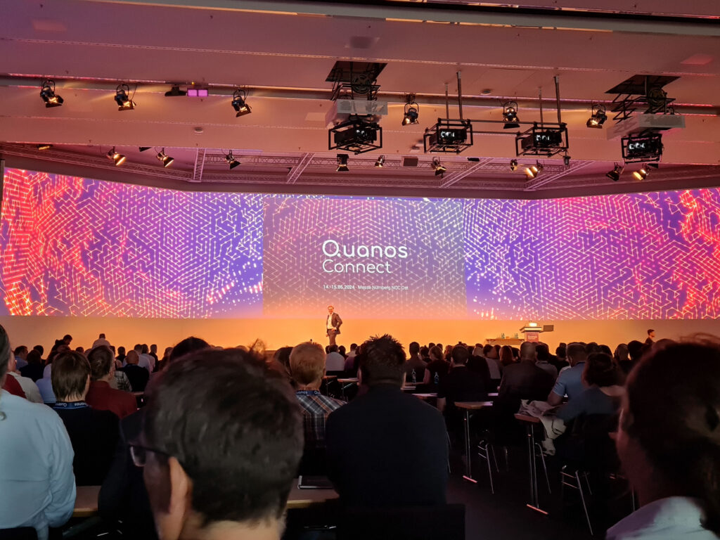 quanos-connect-2024-auftakt Quanos Connect 2024; Blick auf die Bühne bei der Begrüßungsveranstaltung
