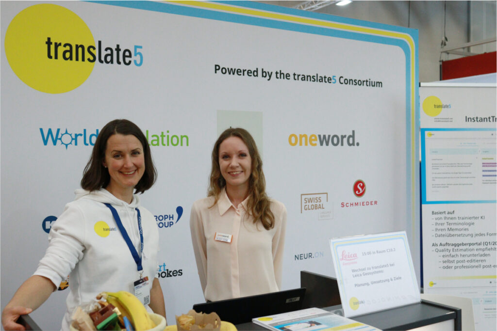 tekom Jahrestagung 2024; zwei Frauen am Messestand von translate5