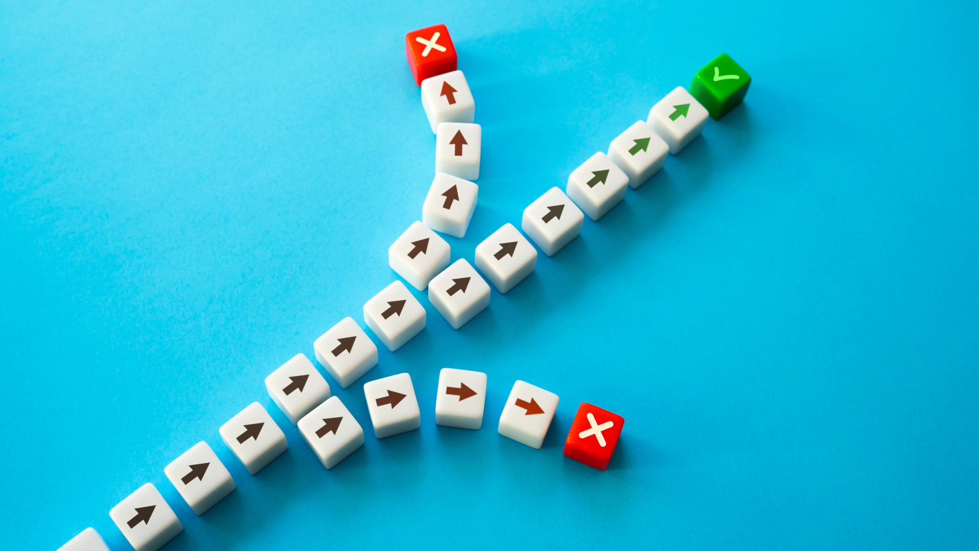 Translation management: 5 warning signs; a cube with process arrows, two rows of which end in red Xs and one row in a green check mark